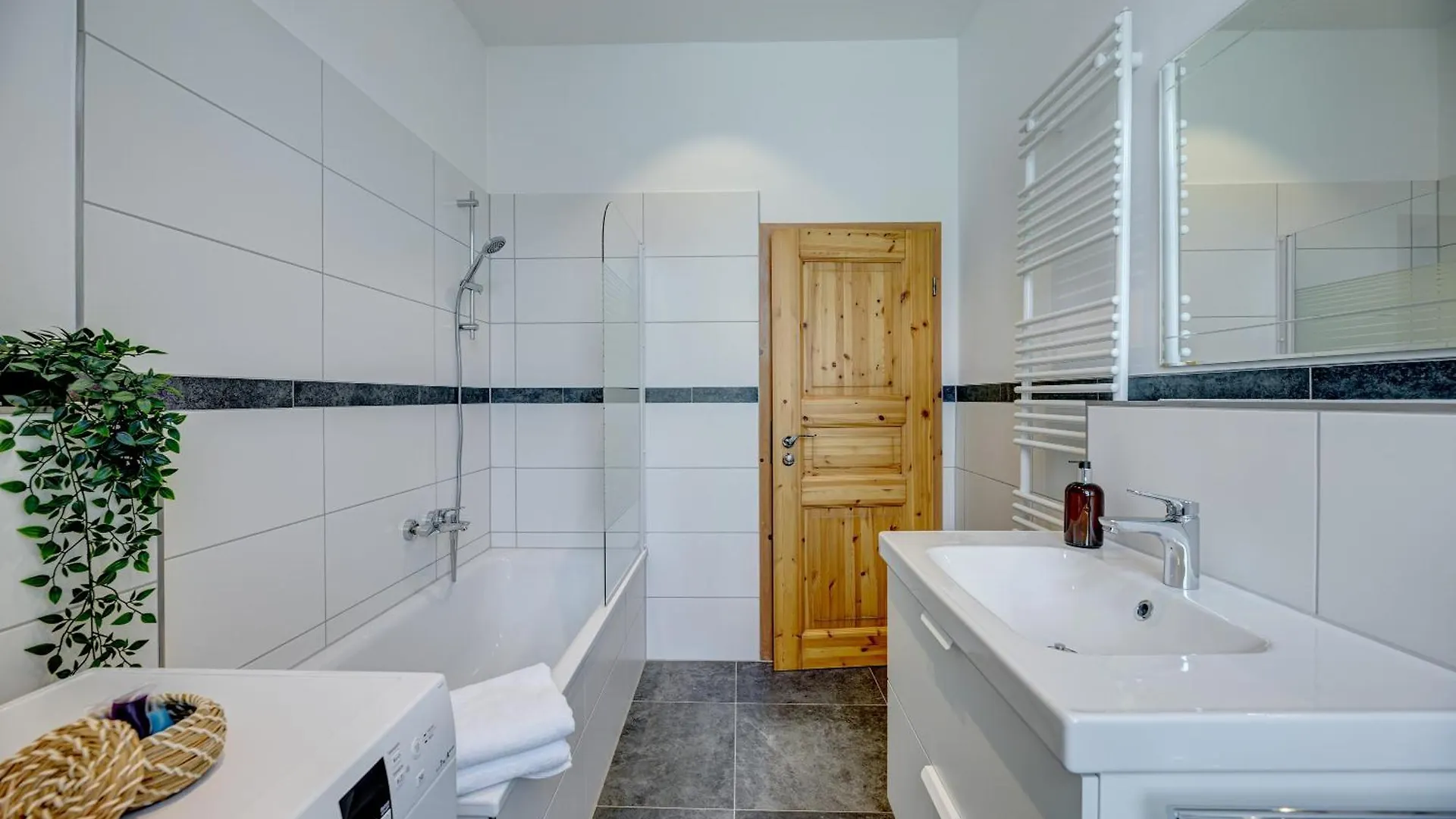 Kaza Guesthouse, Centrally Located 2 & 3 Bedroom Apartments In Augsburg