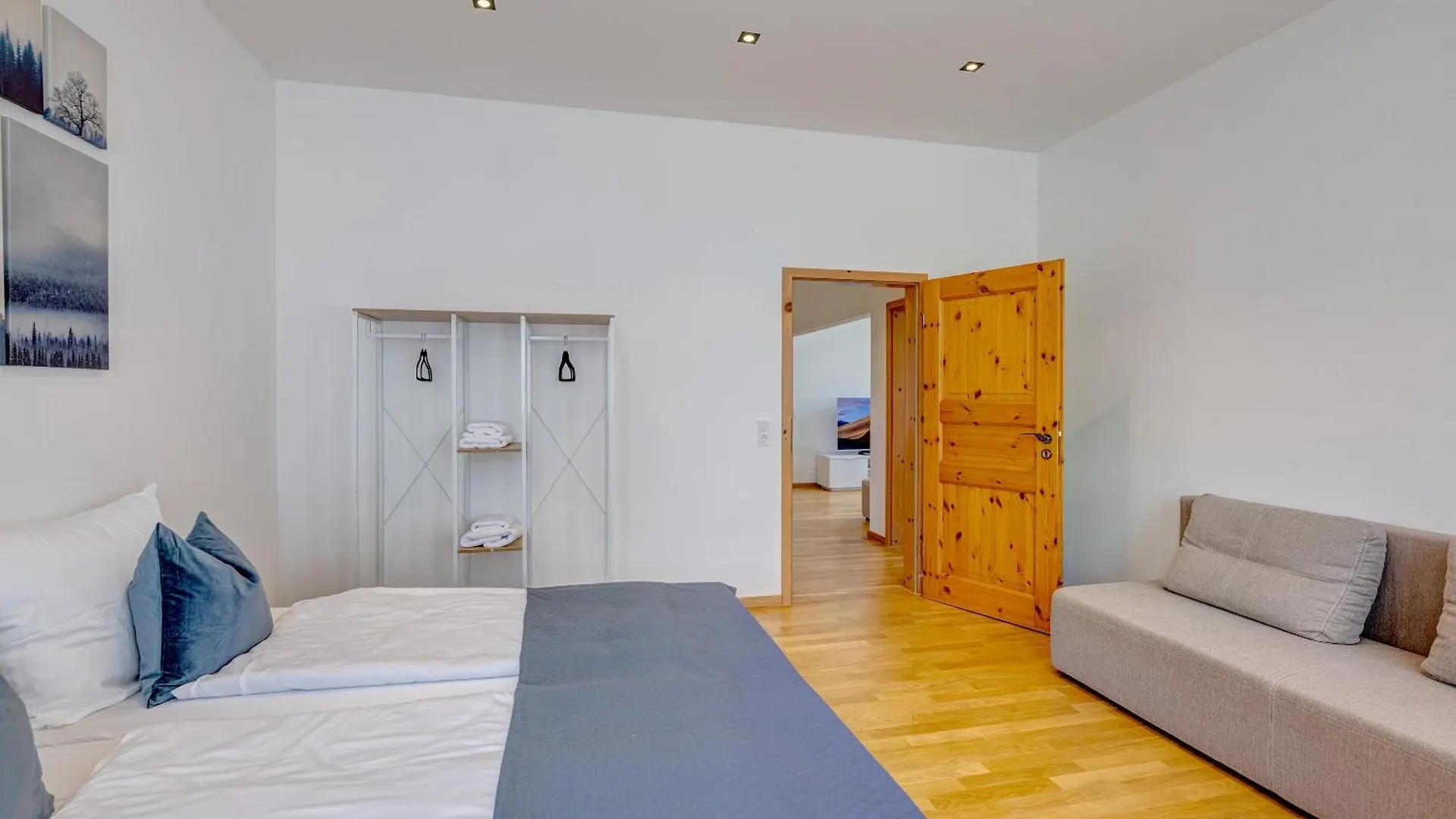 Kaza Guesthouse, Centrally Located 2 & 3 Bedroom Apartments In Augsburg